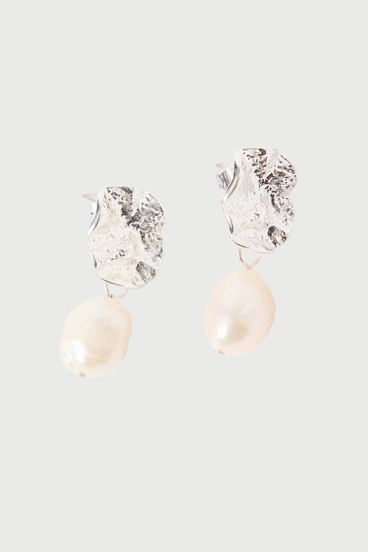 Perfect Stranger Olen Pearl Drop Earrings Silver/Pearl - Image 2